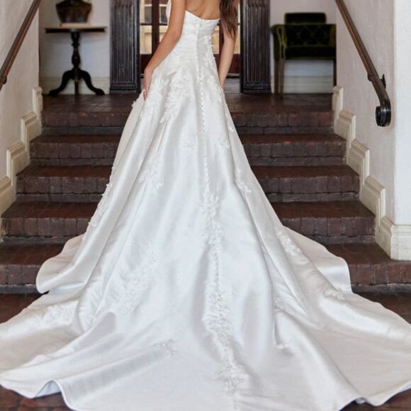 Essense of Australia Wedding Dress d4195 - Picture 4 of 4